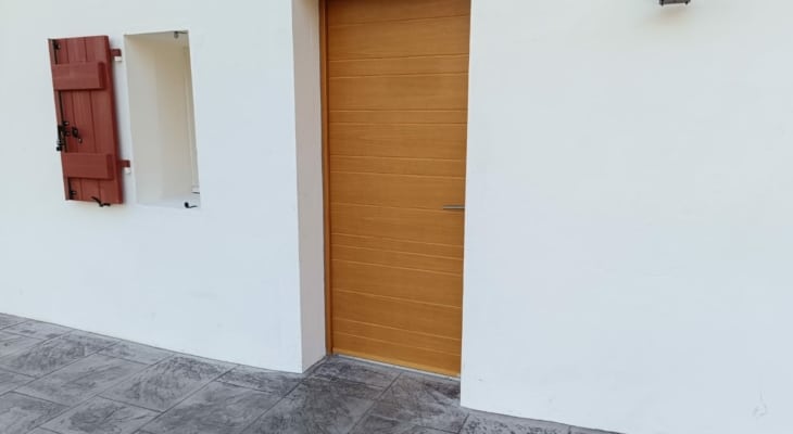 Rénovation de porte d’entrée bois Zilten par Zabal Menuiseries au Pays Basque