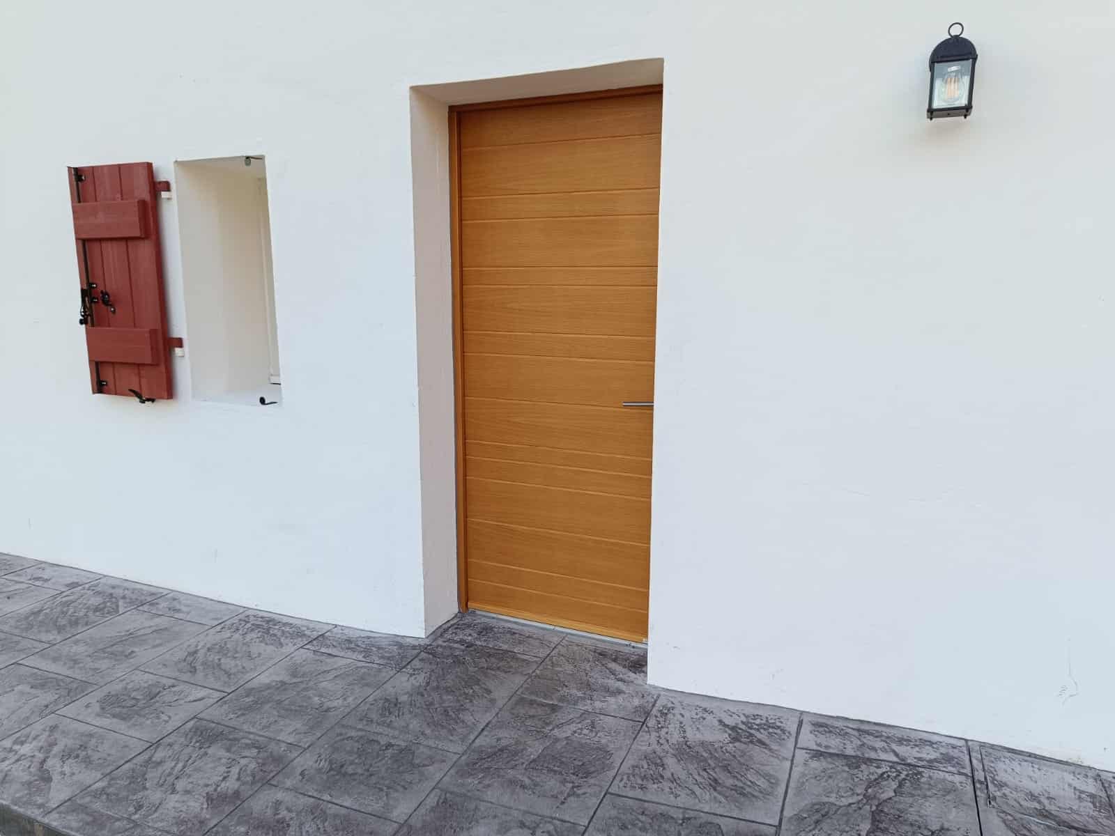 Rénovation de porte d’entrée bois Zilten par Zabal Menuiseries au Pays Basque