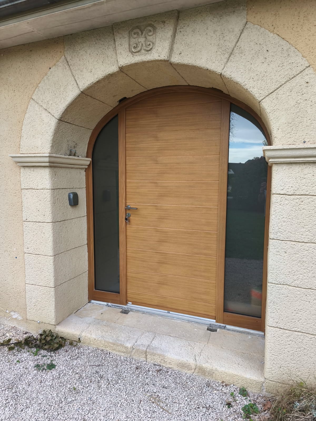 Finition porte d’entrée Zilten bois clair – façade rénovée à Morlaàs