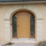 Vue extérieure de la porte Zilten bois chêne clair à Morlaàs – rénovation Zabal Menuiseries