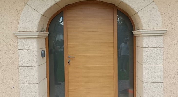 Vue extérieure de la porte Zilten bois chêne clair à Morlaàs – rénovation Zabal Menuiseries