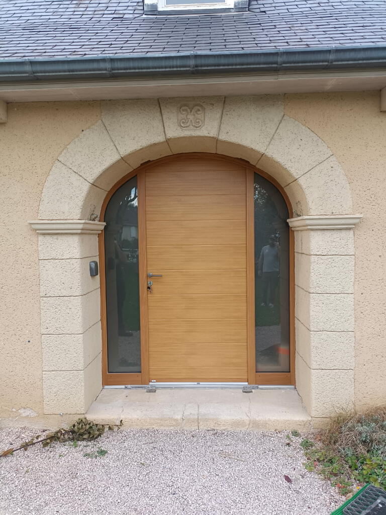 Vue extérieure de la porte Zilten bois chêne clair à Morlaàs – rénovation Zabal Menuiseries