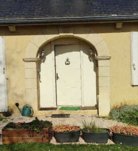 Façade avant remplacement de la porte d’entrée à Morlaàs