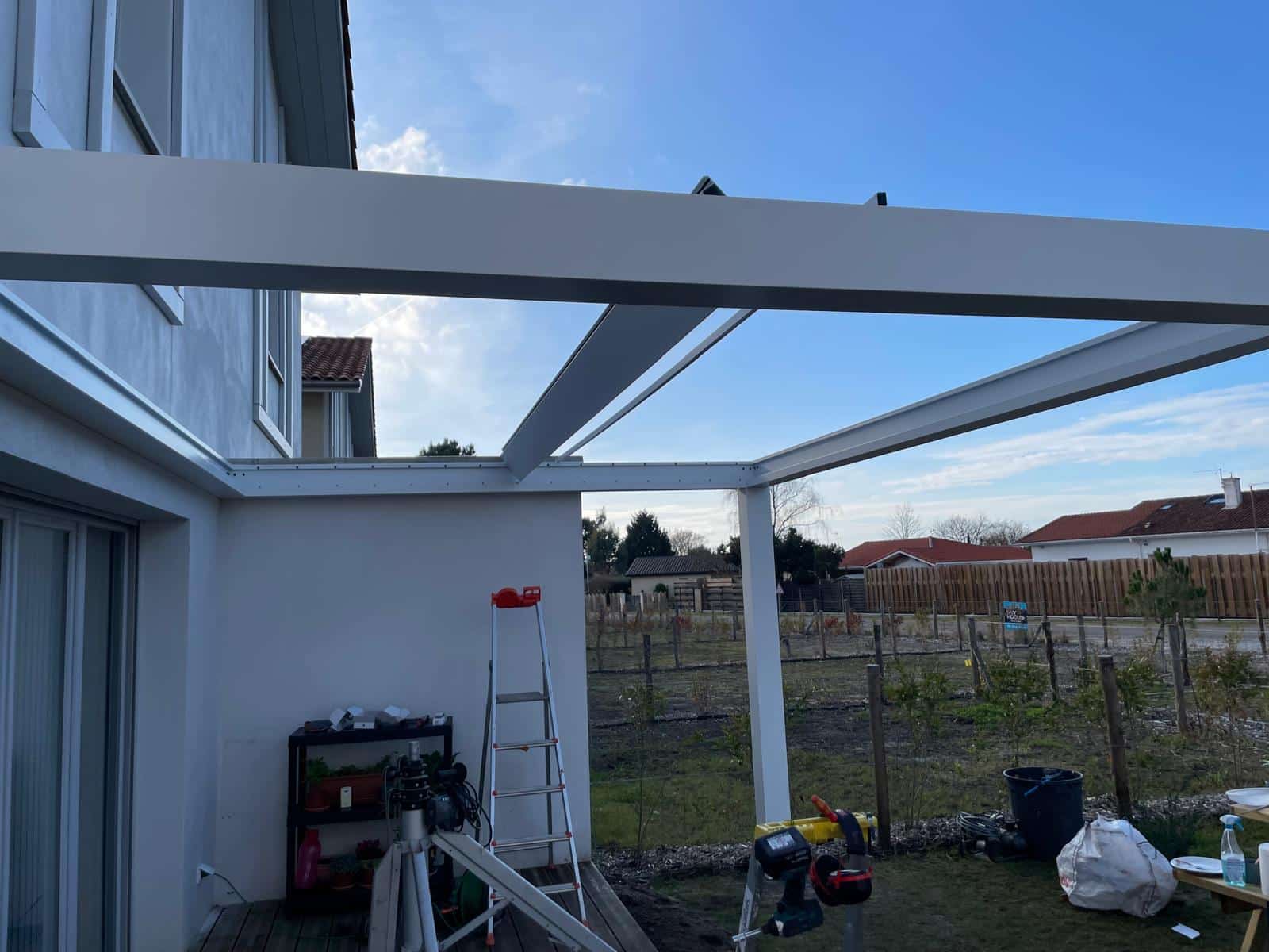 Pergola bioclimatique haut de gamme installée par Zabal Menuiseries