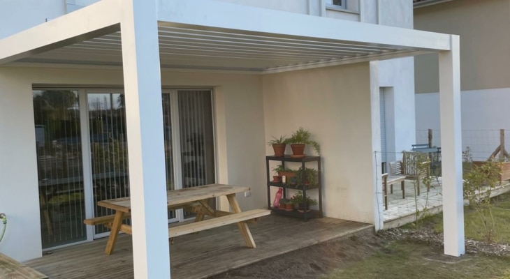 Pergola bioclimatique sur terrasse dans les Landes