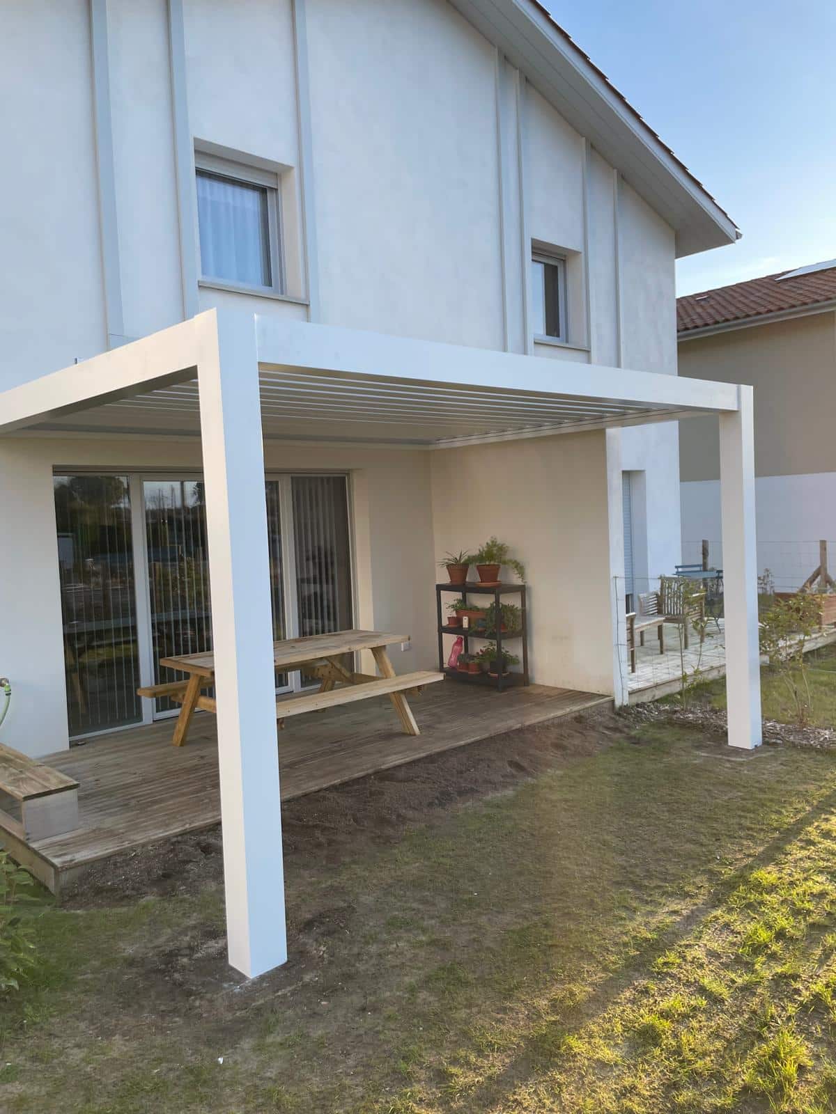 Pergola bioclimatique sur terrasse dans les Landes