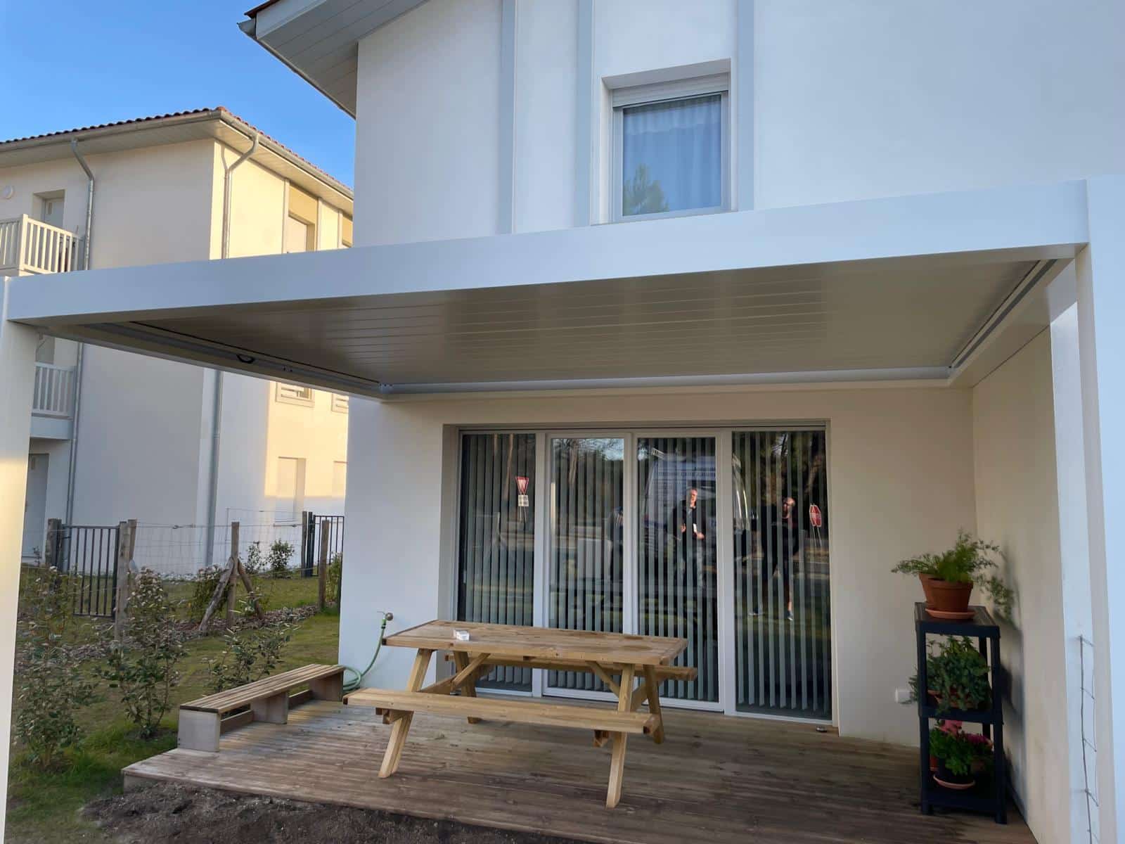 Pergola bioclimatique aluminium à Linxe – vue extérieure