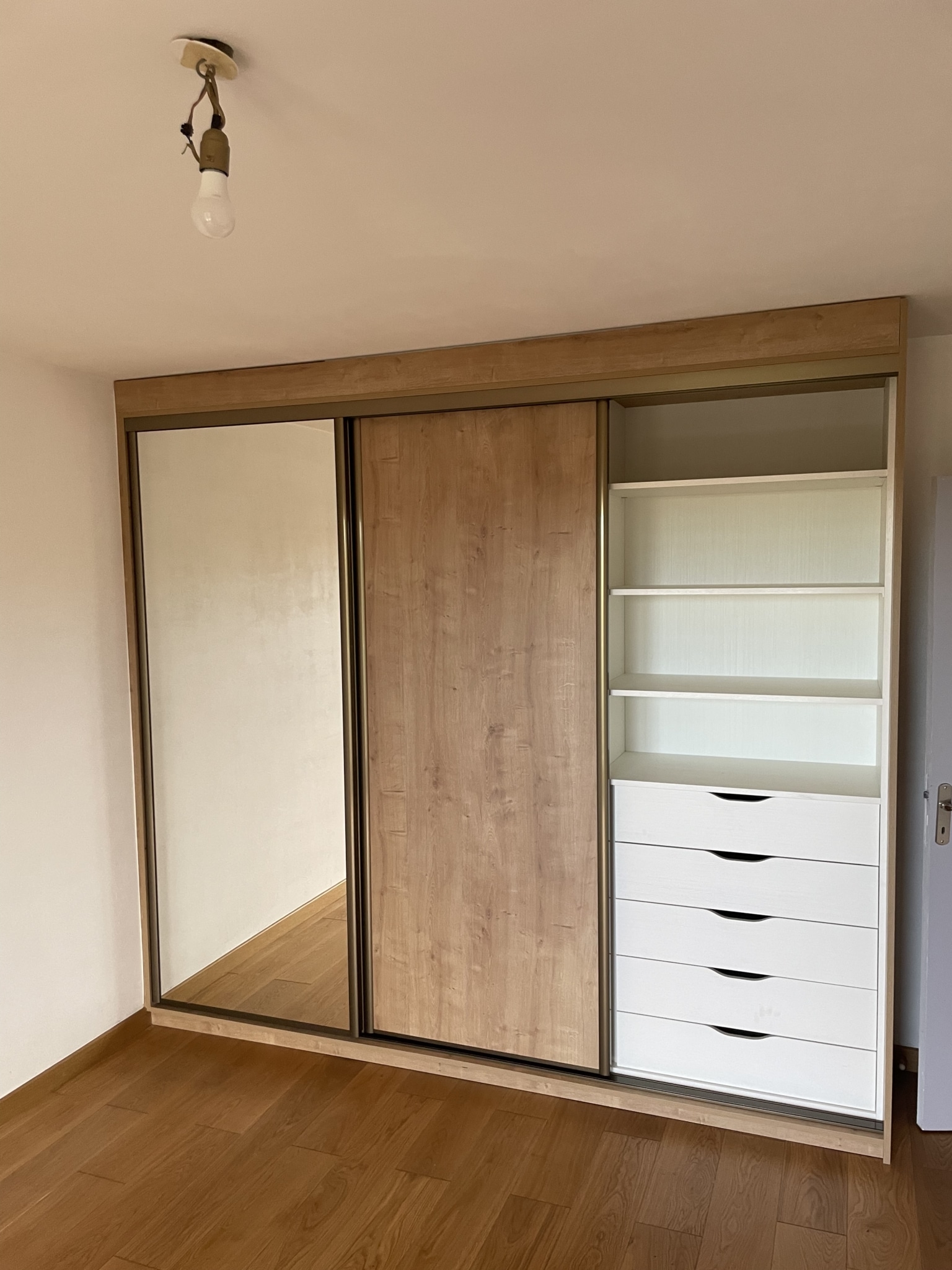 Placard sur mesure Coulidoor Anglet finition bois et miroir