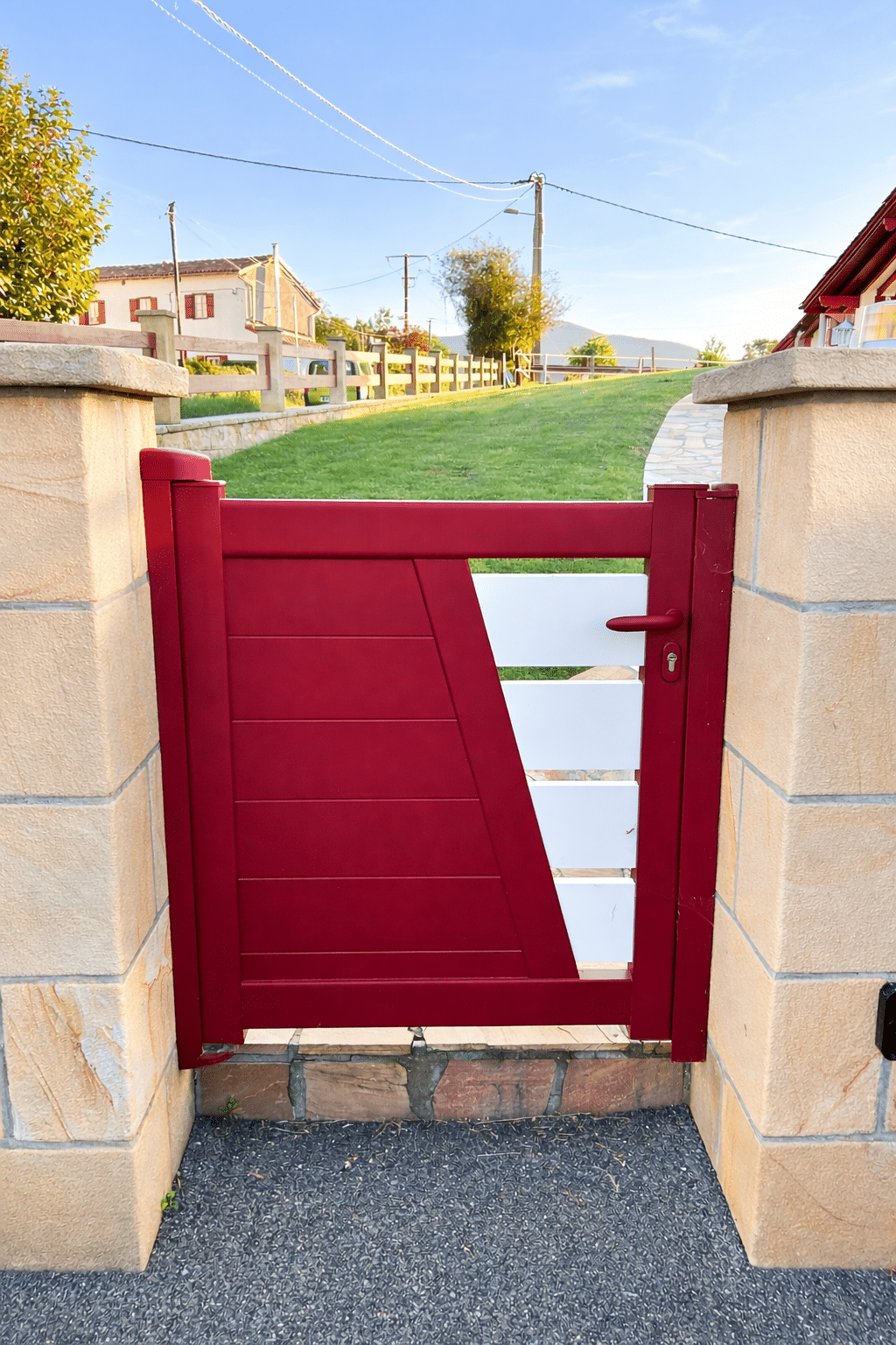 Installation portail aluminium Cadiou par Zabal Menuiseries à Hasparren