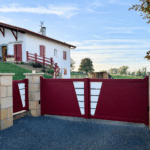 Portail aluminium rouge et blanc Cadiou à Hasparren