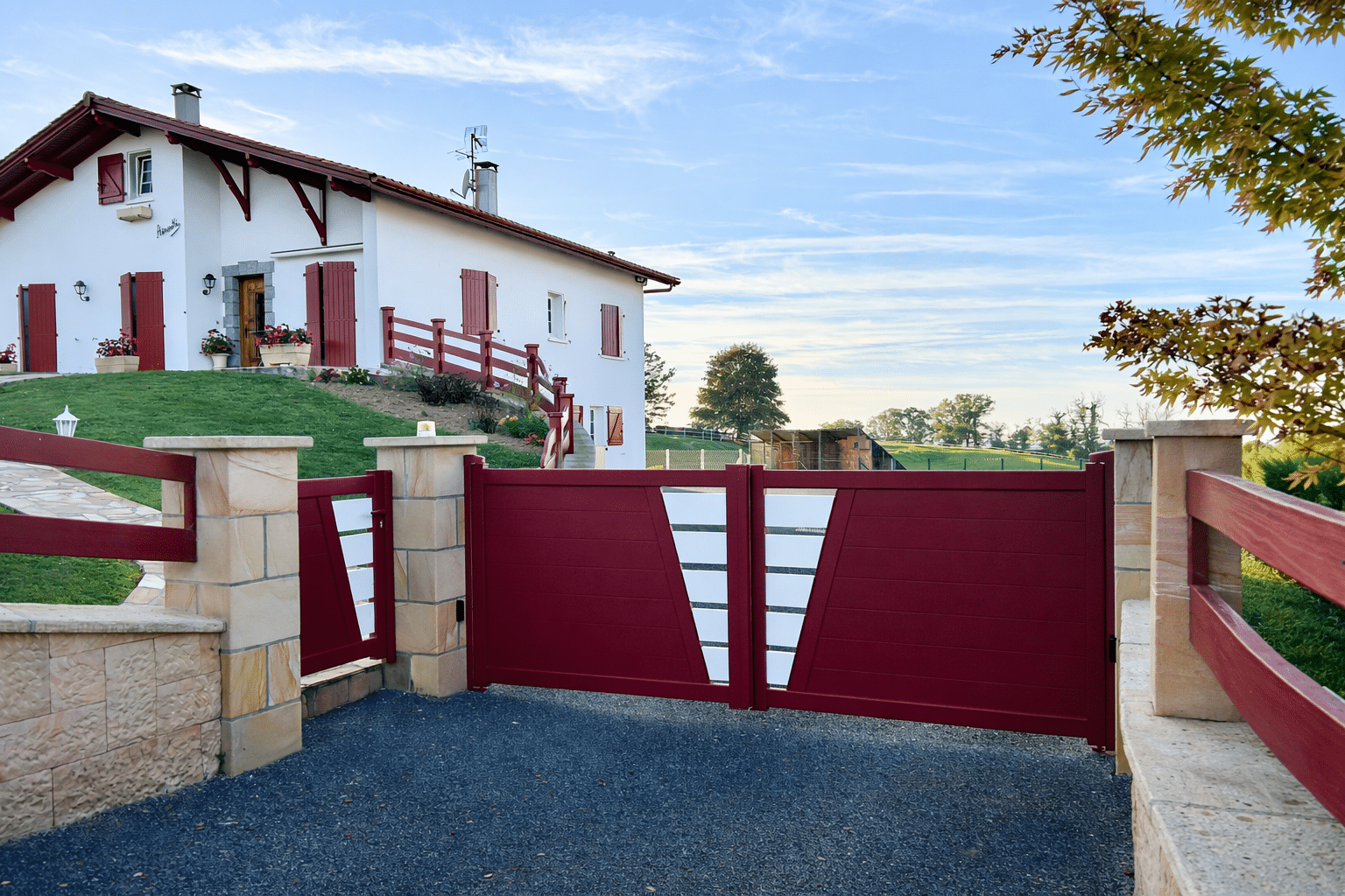 Portail aluminium rouge et blanc Cadiou à Hasparren