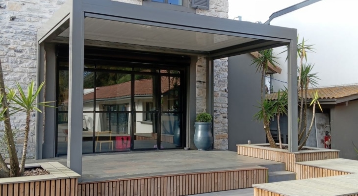 Pose pergola bioclimatique Marquises Open gris 7039 Boucau