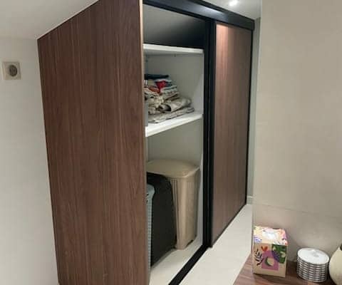 Aménagement dressing sous pente avec façades coulissantes noyer Arbonne Pays Basque