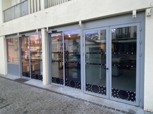 installation porte automatique vitrée commerce biarritz accès pmr