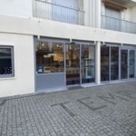 vitrine et porte automatique magasin biarritz entrée commerce pays basque