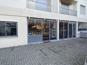 vitrine et porte automatique magasin biarritz entrée commerce pays basque