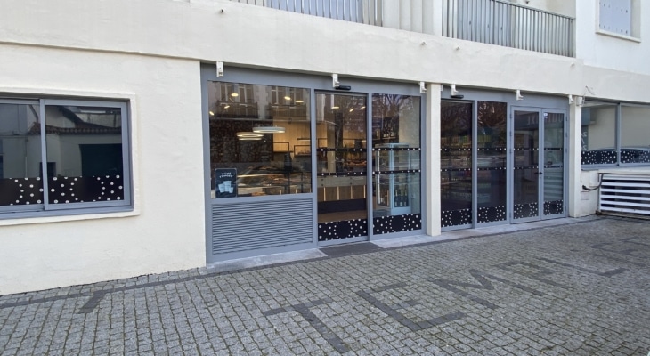 vitrine et porte automatique magasin biarritz entrée commerce pays basque