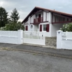 portail et cloture aluminium cadiou blanche sur couvertines anglet