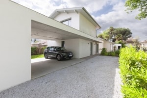 Menuiseries aluminium gris clair RAL 7035 texturé sur construction neuve dans les Landes