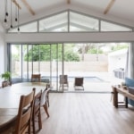 Réalisation Zabal Menuiseries avec fenêtres aluminium gris 7035 texturé dans le sud des Landes