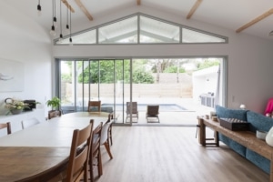 Réalisation Zabal Menuiseries avec fenêtres aluminium gris 7035 texturé dans le sud des Landes