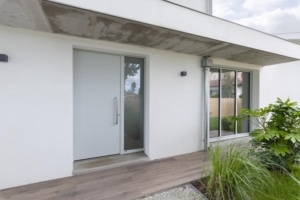 Porte d'entrée aluminium Euradif modèle Carmin avec tierce gris RAL 7035 à Saint-Geours-de-Maremne