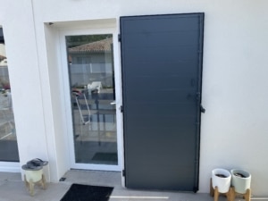 Volets battants aluminium Ehret RAL 7016 avec battue périphérique installés à Saint-Vincent-de-Tyrosse par Zabal Menuiseries