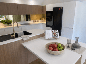 Cuisine sur mesure blanche et bois avec grand îlot, réalisée par Zabal Menuiseries