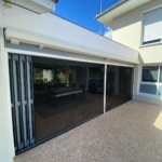 Baie pliante-coulissante Sunflex SF45 ouverte sur une terrasse à Pontonx-sur-l’Adour