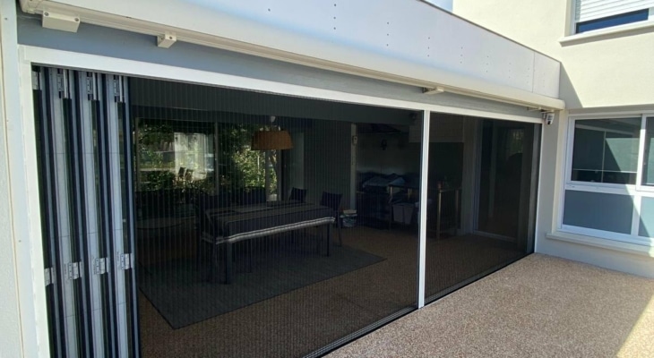Baie pliante-coulissante Sunflex SF45 ouverte sur une terrasse à Pontonx-sur-l’Adour