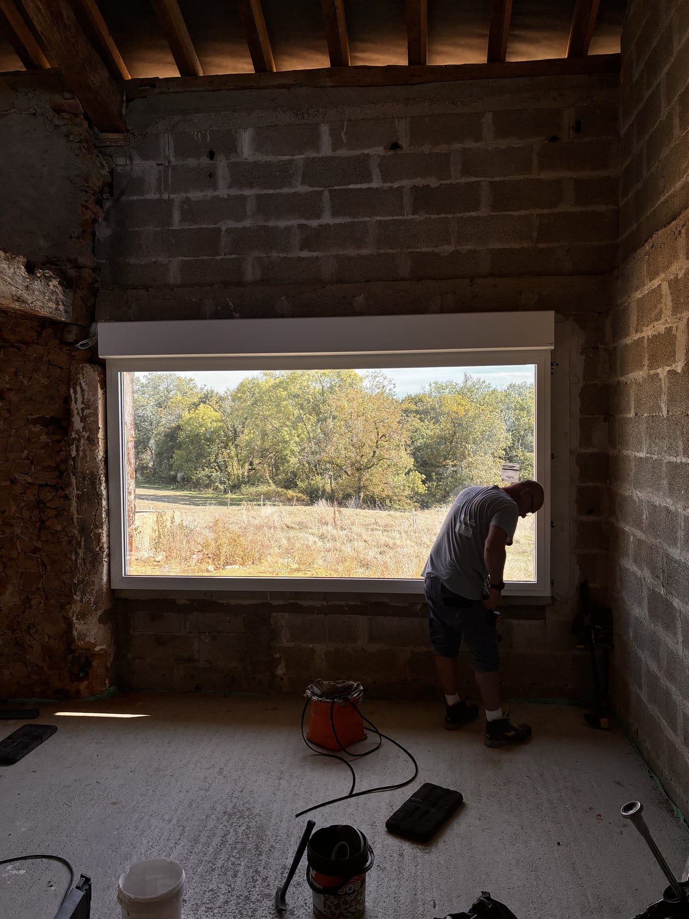 Châssis fixe aluminium Millet posé dans une maison en rénovation à Morganx, près d’Hagetmau