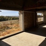 Vue intérieure du grand galandage aluminium posé dans une maison en rénovation à Morganx