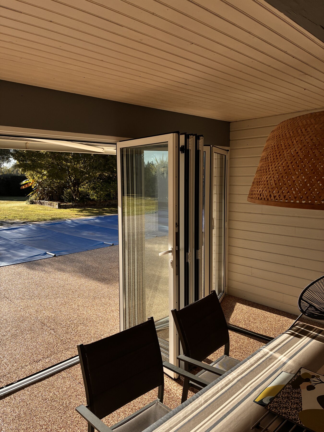 Passage largement dégagé par le repli des vantaux de la baie Sunflex SF45