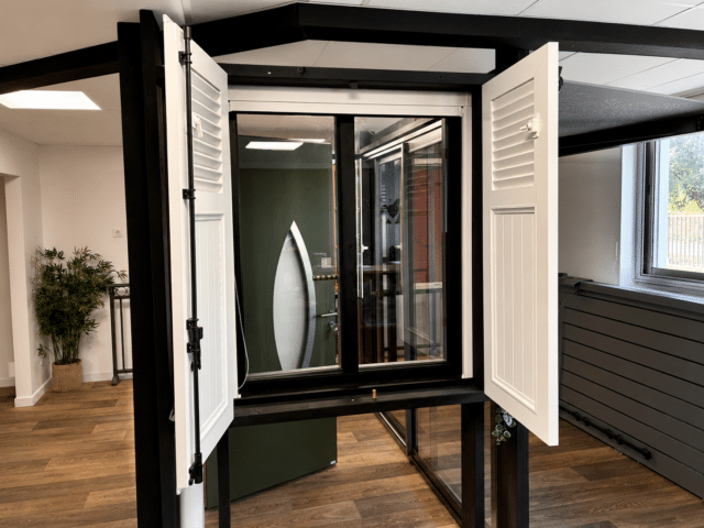 Fenêtres et volets – showroom Zabal Lescar Pau Fenêtre avec volets battants exposée au showroom Zabal Menuiseries de Lescar près de Pau