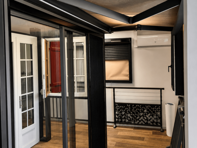 Store banne et menuiseries aluminium – Zabal Lescar Store banne avec structure et menuiseries aluminium au showroom Zabal Menuiseries de Lescar