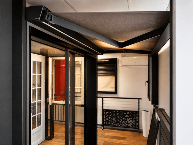 Store banne et baie vitrée – showroom Zabal Lescar Store banne et baie vitrée aluminium exposés au showroom Zabal Menuiseries de Lescar près de Pau