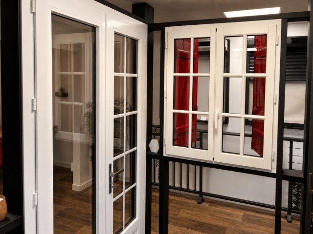 Fenêtres et porte vitrées – showroom Zabal Lescar Fenêtres et porte vitrées blanches exposées au showroom Zabal Menuiseries de Lescar dans le Béarn