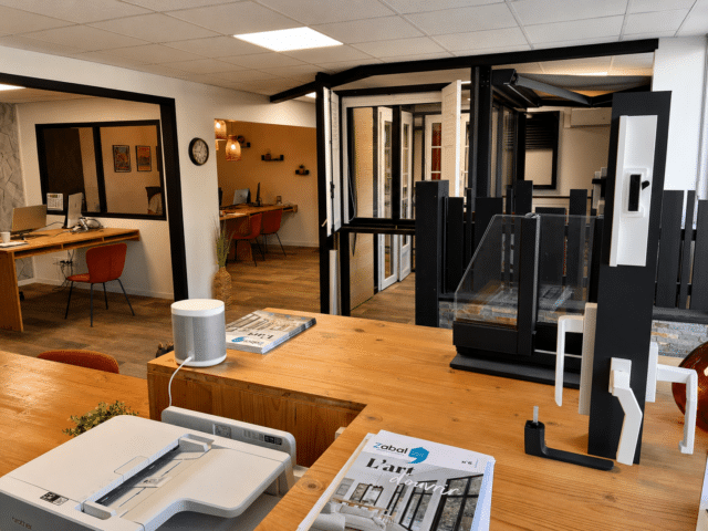 Showroom Zabal Menuiseries Lescar – intérieur Vue intérieure du showroom Zabal Menuiseries de Lescar avec exposition de fenêtres, volets et menuiserie