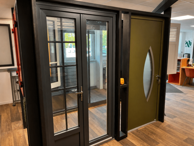 Portes et menuiseries – showroom Zabal Lescar Porte d’entrée et porte vitrée exposées au showroom Zabal Menuiseries de Lescar près de Pau