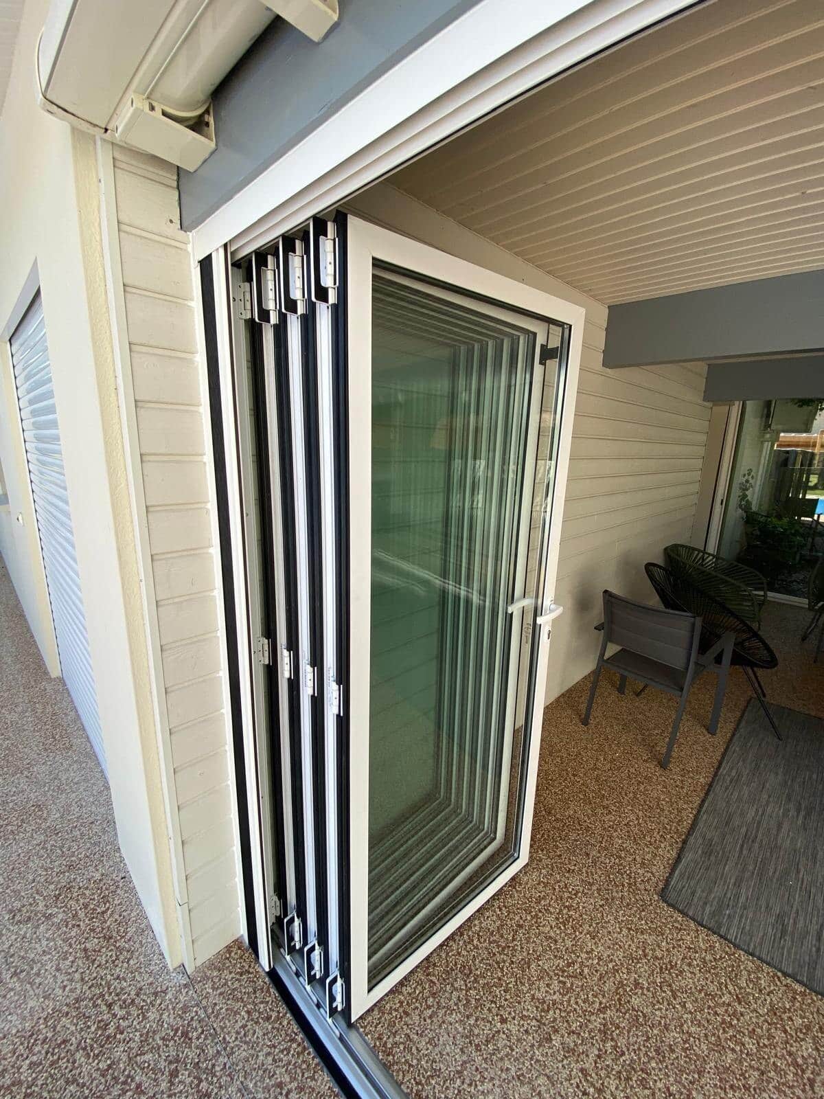 Vantaux repliés de la baie accordéon Sunflex SF45 posée par Zabal Menuiseries